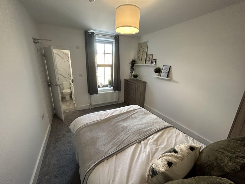 Photo 1: ROOM 4