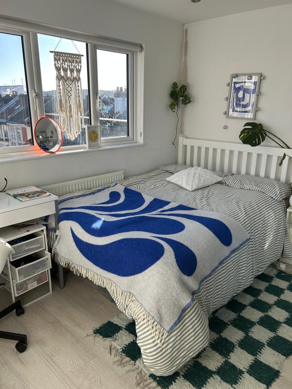 Photo 1: Light top floor double room
