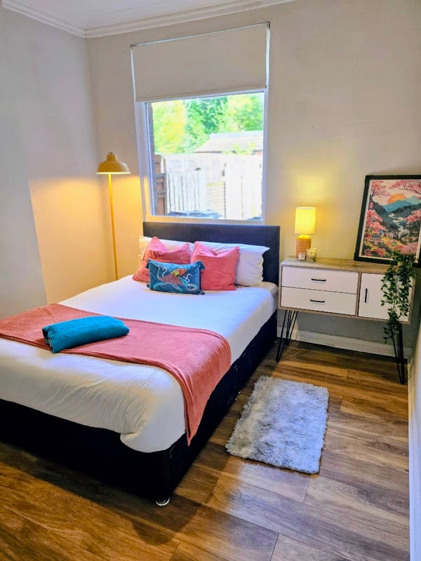 Photo 1: Bedroom