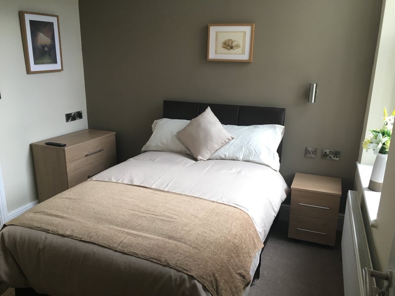 Photo 1: Room 4