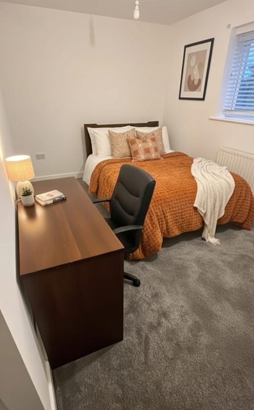 Photo 1: Room 4