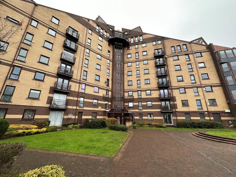 Photo 1: Apartment