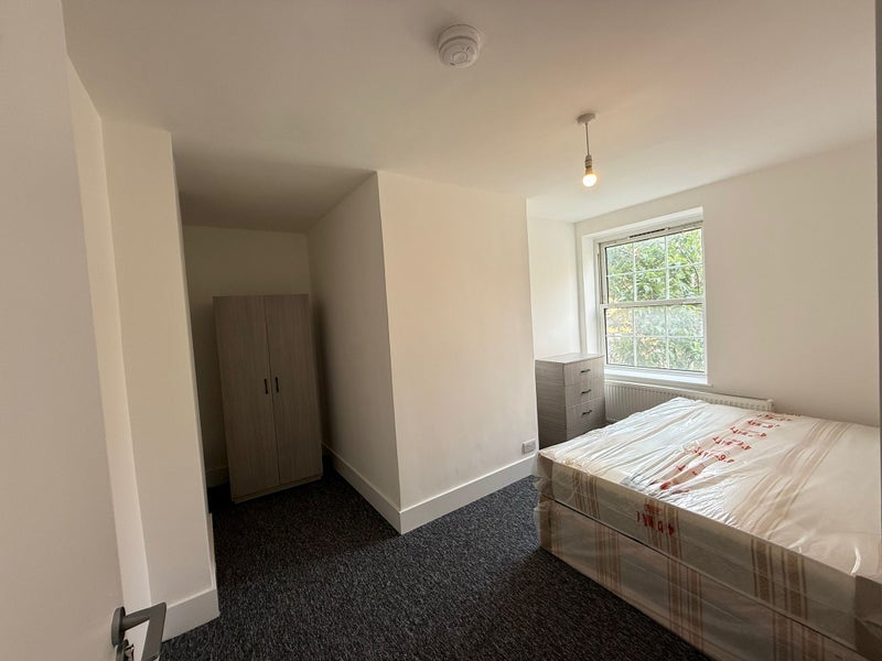 Photo 1: Bedroom