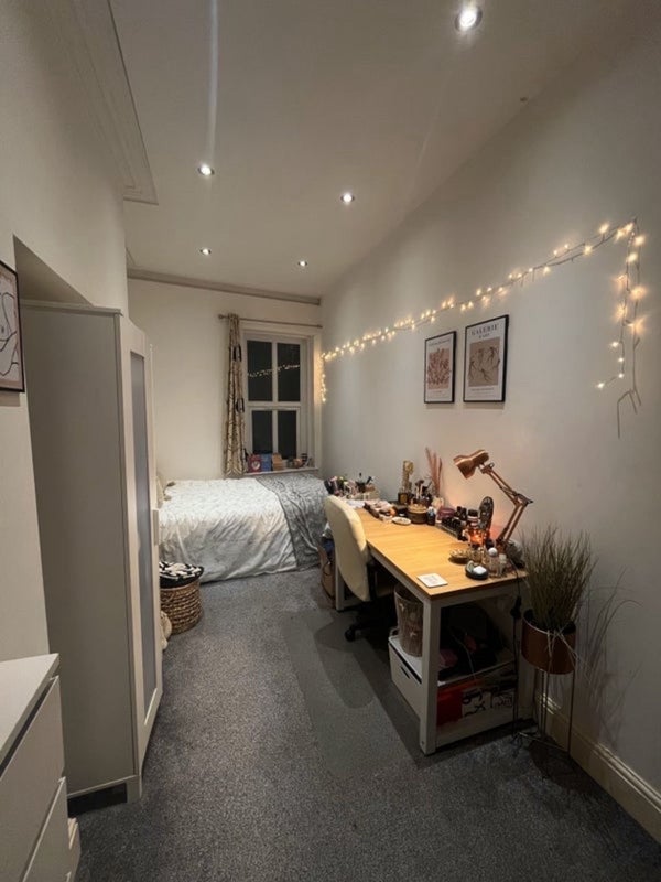 Photo 1: Bedroom