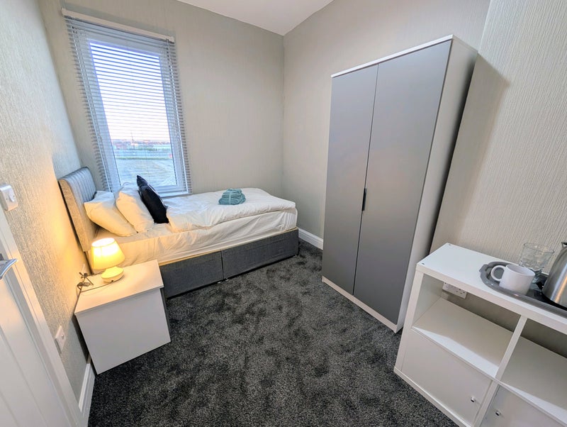 Photo 1: Room 3 - Single Room with Private En-Suite