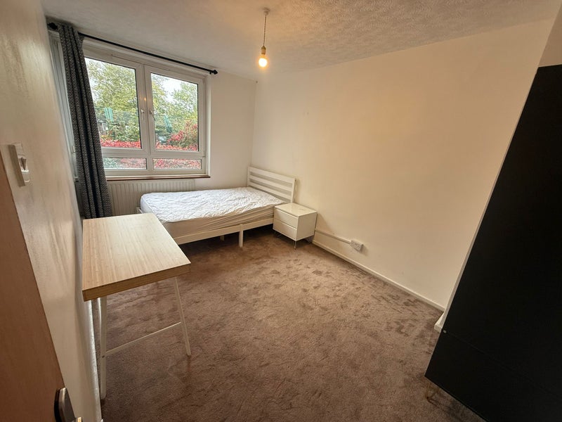 Photo 1: room 4