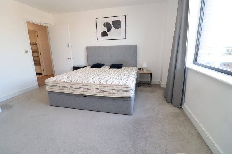 Photo 1: Room 1: £400 per week - En-suite Double room single use - 1,733£ a month