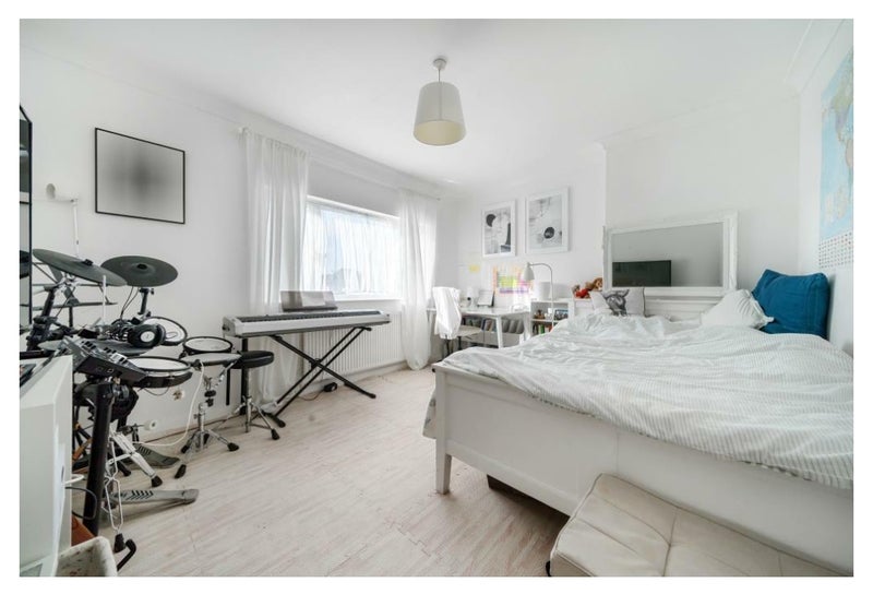 Photo 1: Bedroom