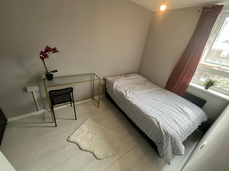 Photo 1: Room 1- £780 Available 01/12/2025