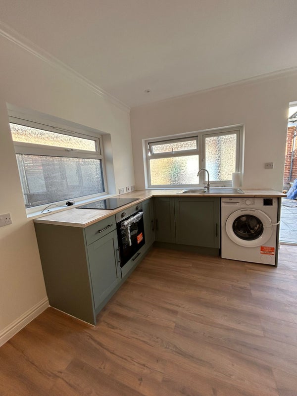 Photo 1: New b&q kitchen with electric cooker and washing machine 