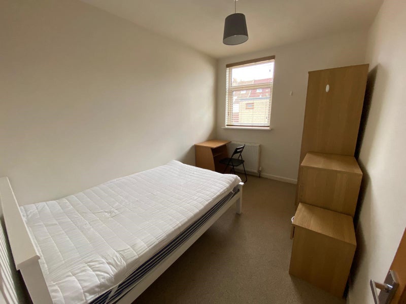 Photo 1: Bedroom