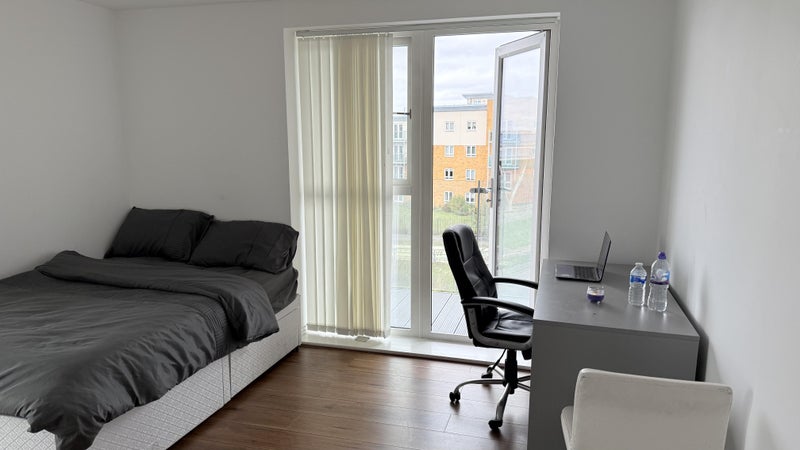 Photo 1: Double room with study desk