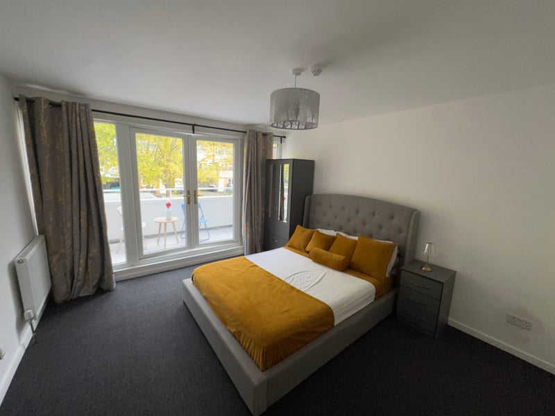 Photo 1: Room 3a - King Bed