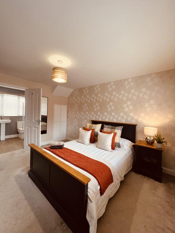 Photo 1: En-suite (room 3)
