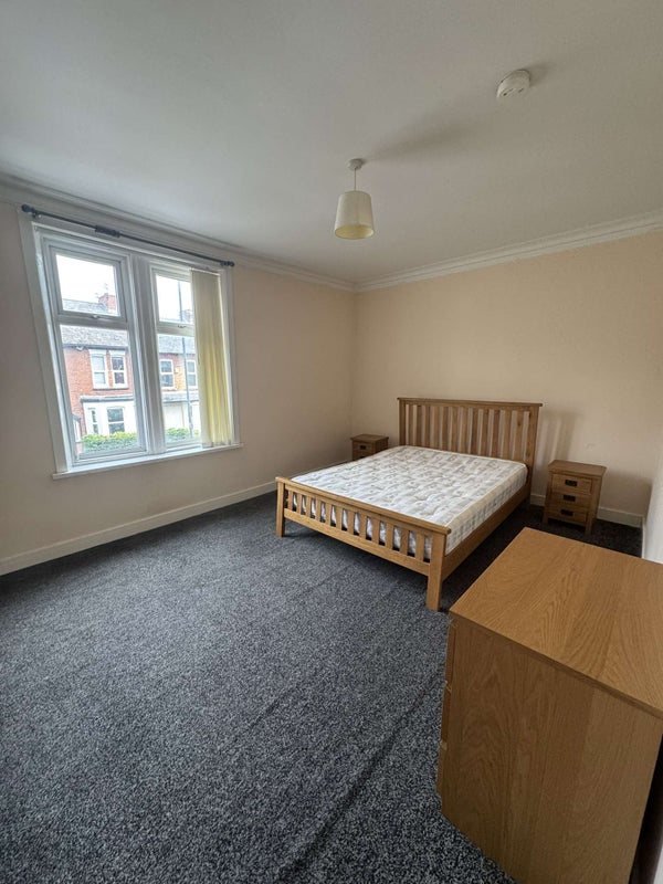 Photo 1: bedroom