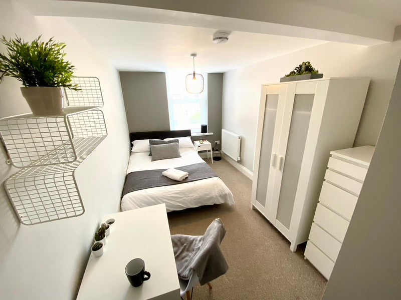 Photo 1: Bedroom