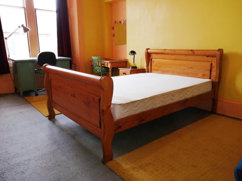 Photo 1: Dbl bed in the main room