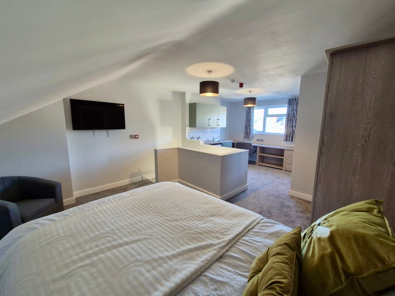 Photo 1: Room 4