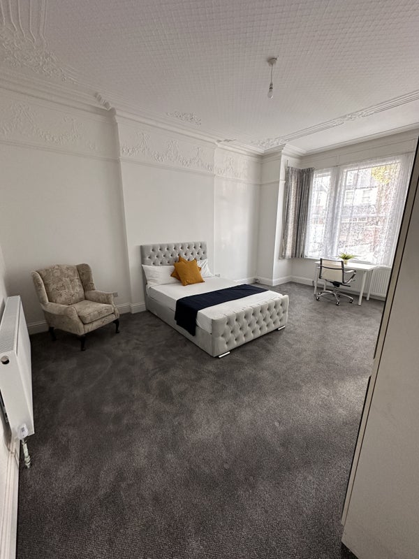 Photo 1: room 4
