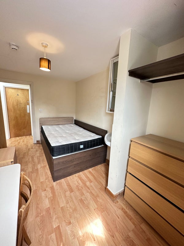Photo 1: Spacious room / Storage bed / Mattress / Chest of drawers