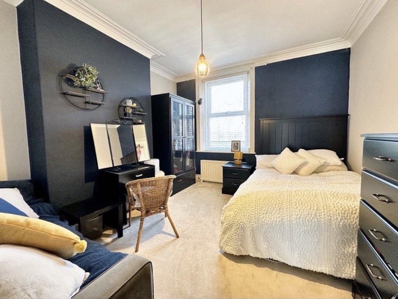 Photo 1: Large bedroom with sofa 