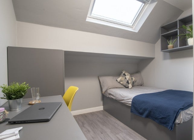 Photo 1: bedroom