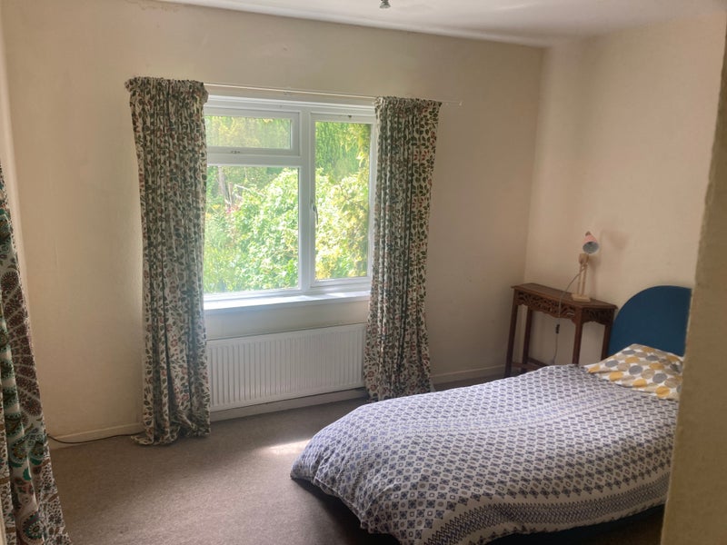 Photo 1: Spacious room with garden view