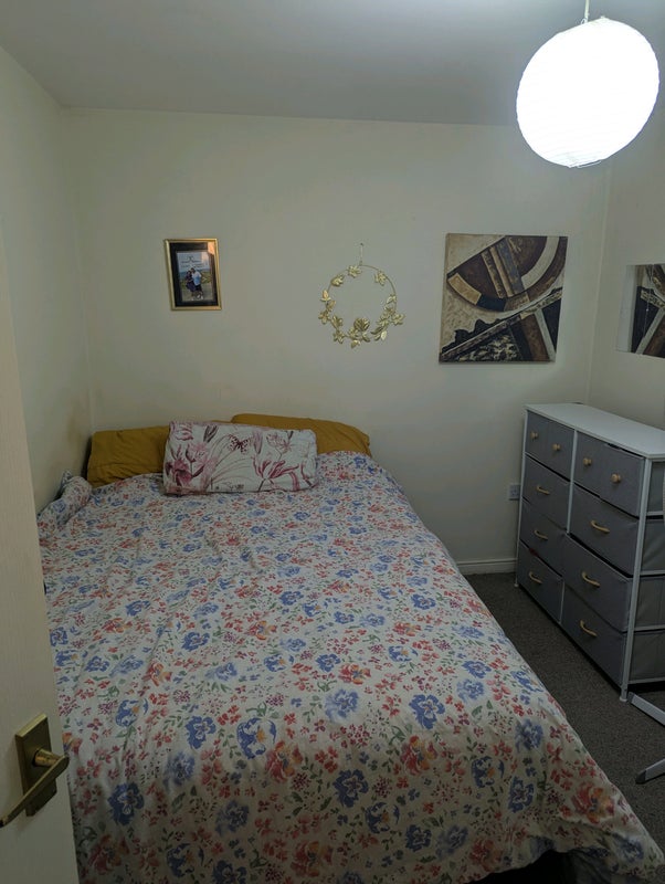 Photo 1: Bedroom