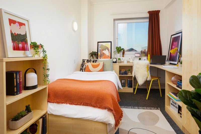 Photo 1: Bed and desk in a Premium En-suite room