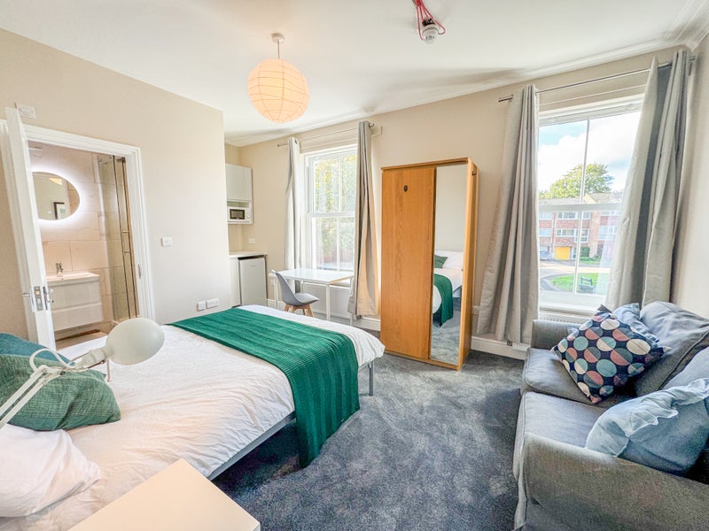 Photo 1: Super large room