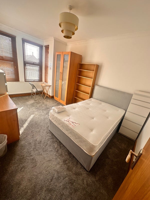 Photo 1: Large, Double furnished Room 