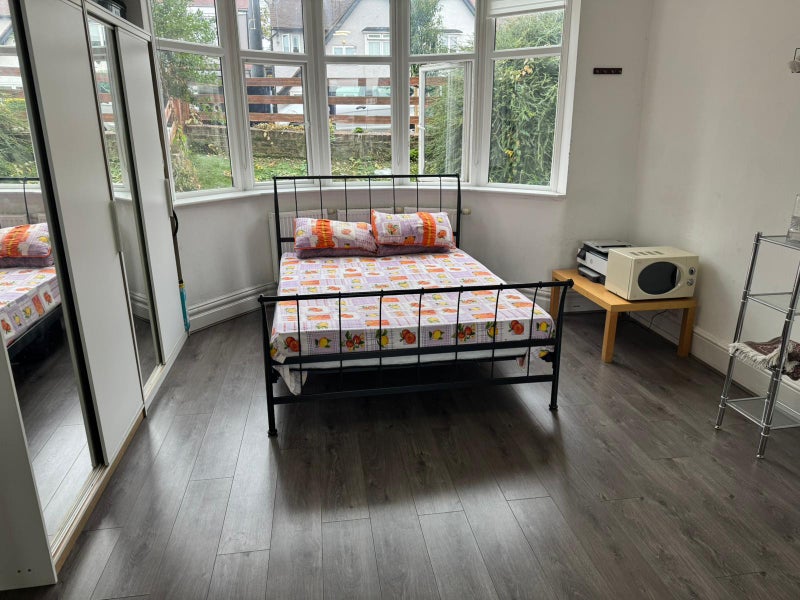 Photo 1: Bedroom