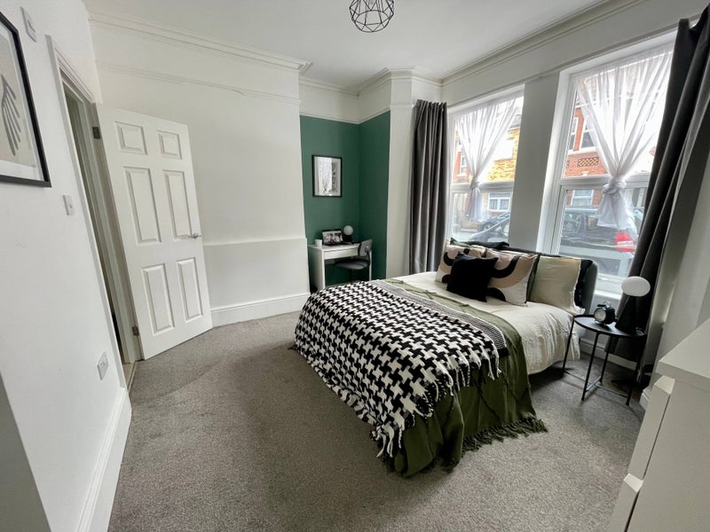 Photo 1: Room 1 w/ Ensuite