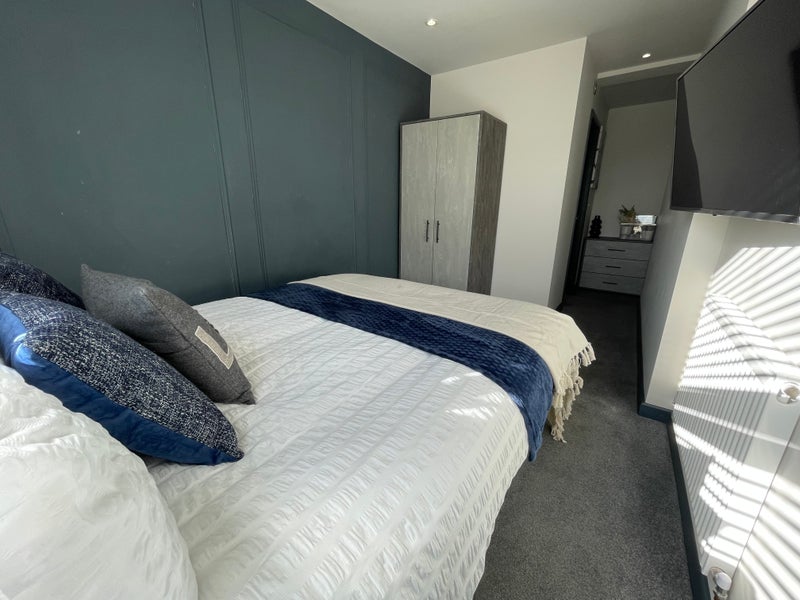 Photo 1: Room 4 w/ Ensuite