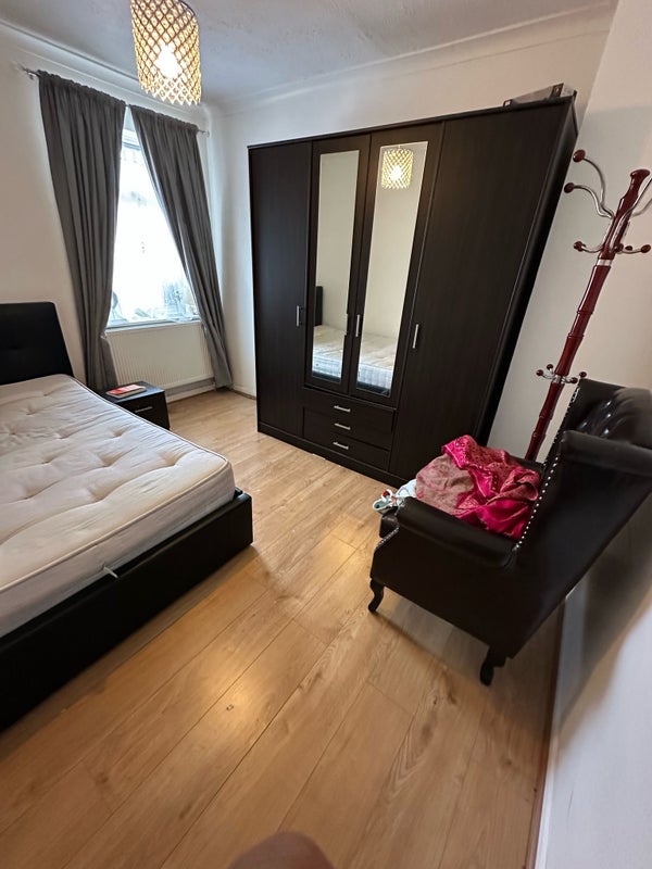 Photo 1: Double room with bed wardrobe