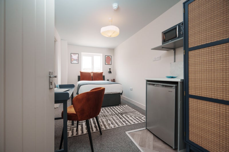 Photo 1: Large stylish en suite with mini kitchen