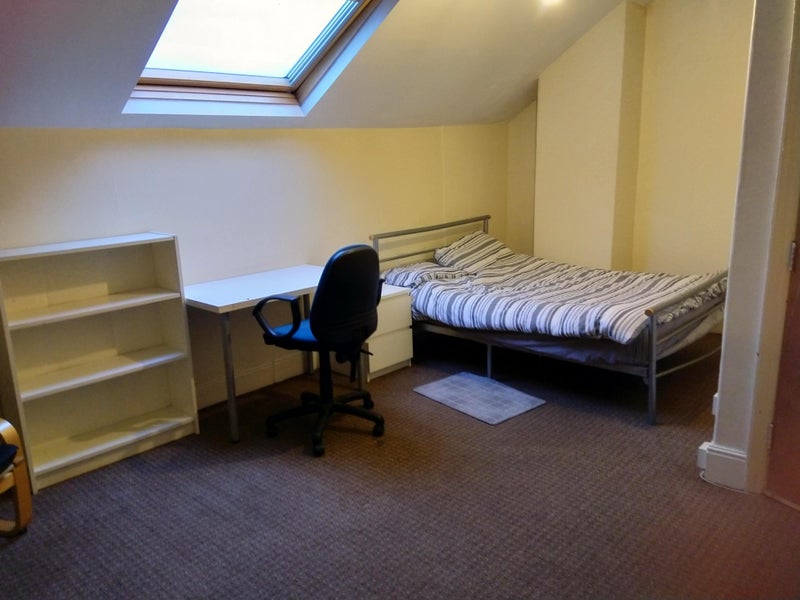 Photo 1: Room 6 free NOW