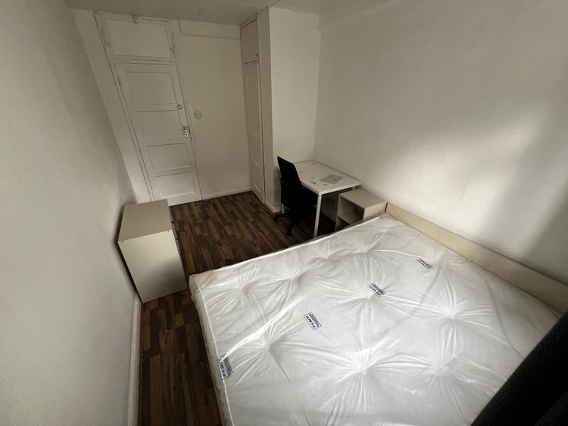 Photo 1: Room 1: £190 PW (Single Occupancy)