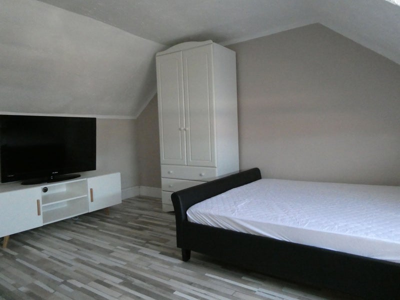 Photo 1: Room 2 - en-suite