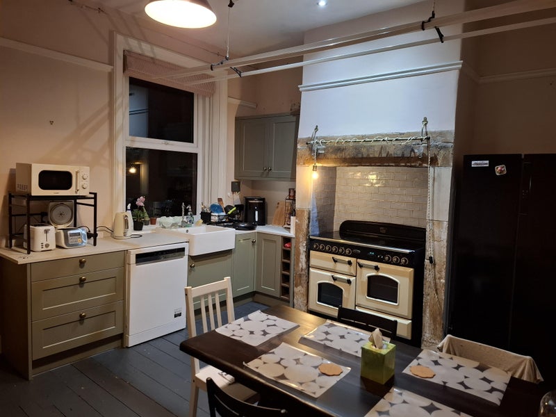 Photo 1: Kitchen/dining area