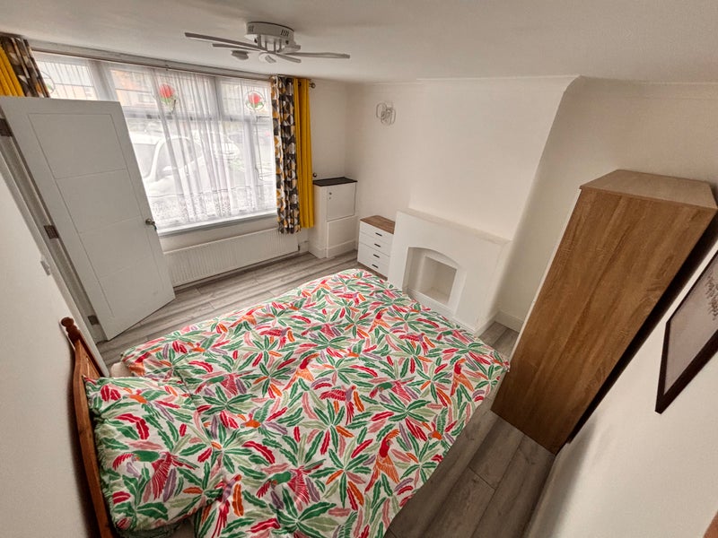 Photo 1: Room Picture 1