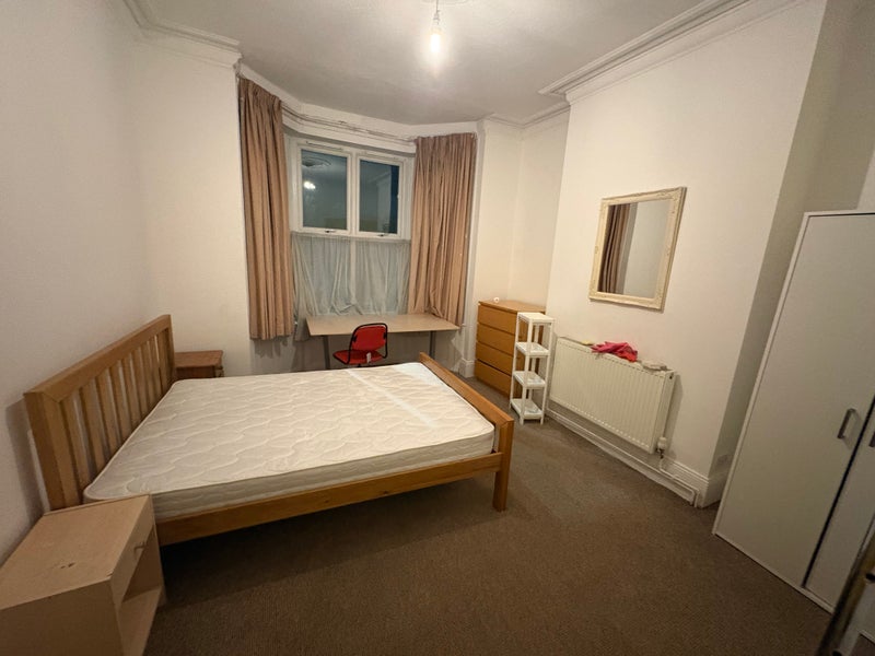 Photo 1: Room 1 (available)