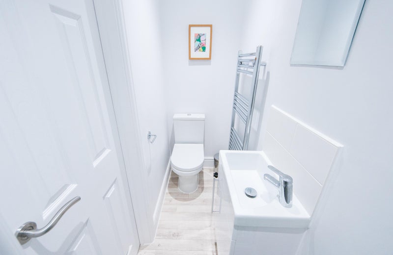 Photo 1: Room 4 (ensuite)