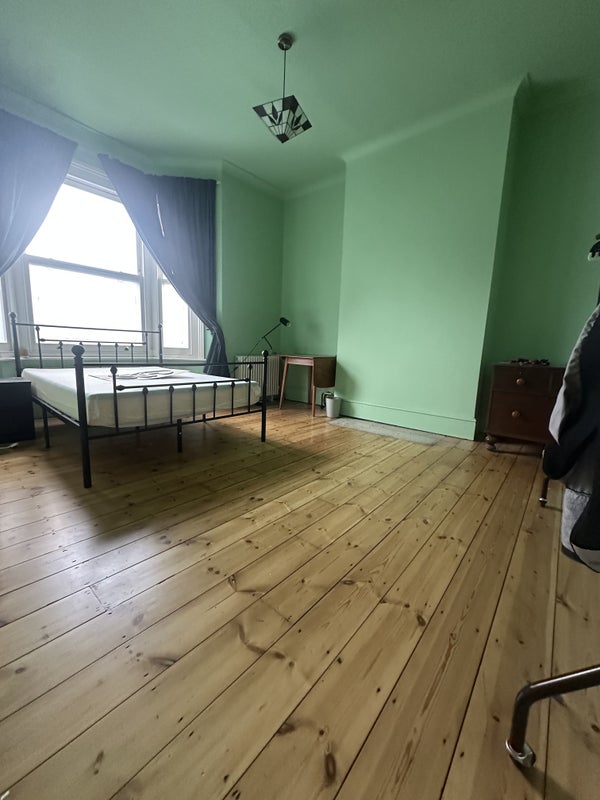 Photo 1: Double bedroom