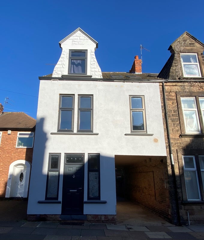 Photo 1: 196 Duncan road