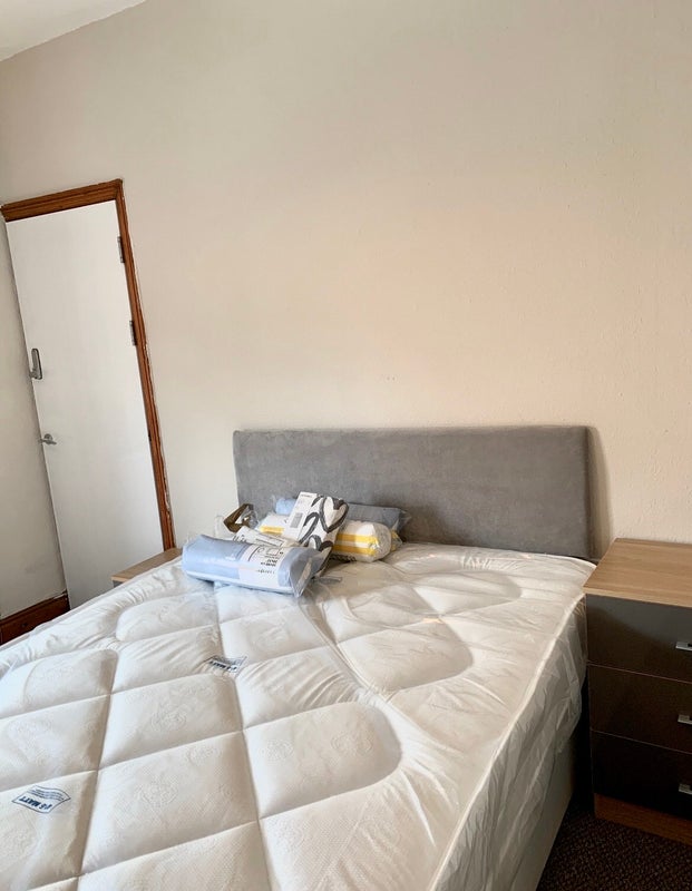 Photo 1: Room Available 20th November (Pic 1)