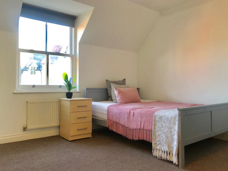 Photo 1: £665 ensuite room