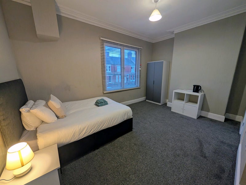 Photo 1: Room 2 - Very Large Double En-Suite