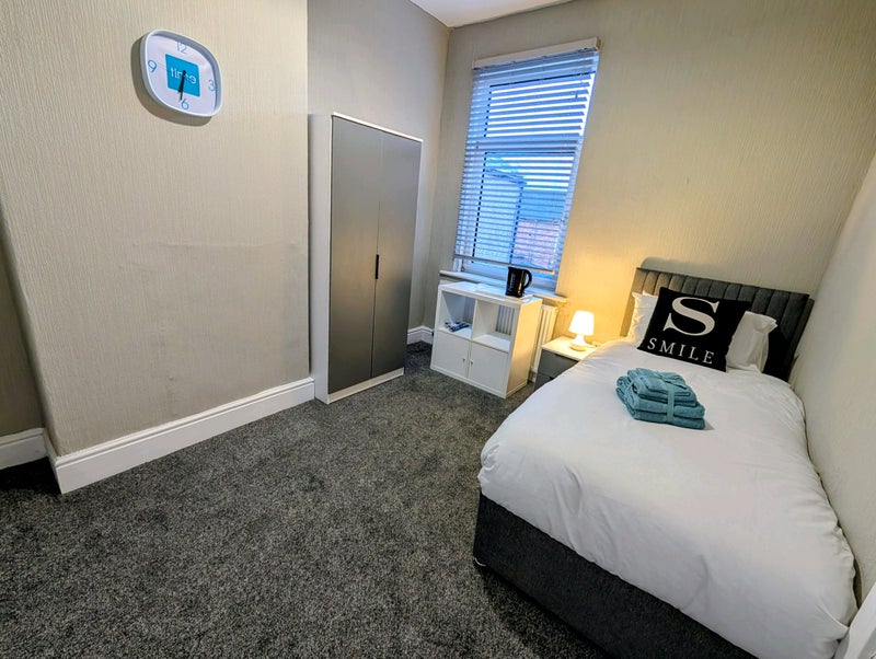 Photo 1: Room 3 - Single En Suite