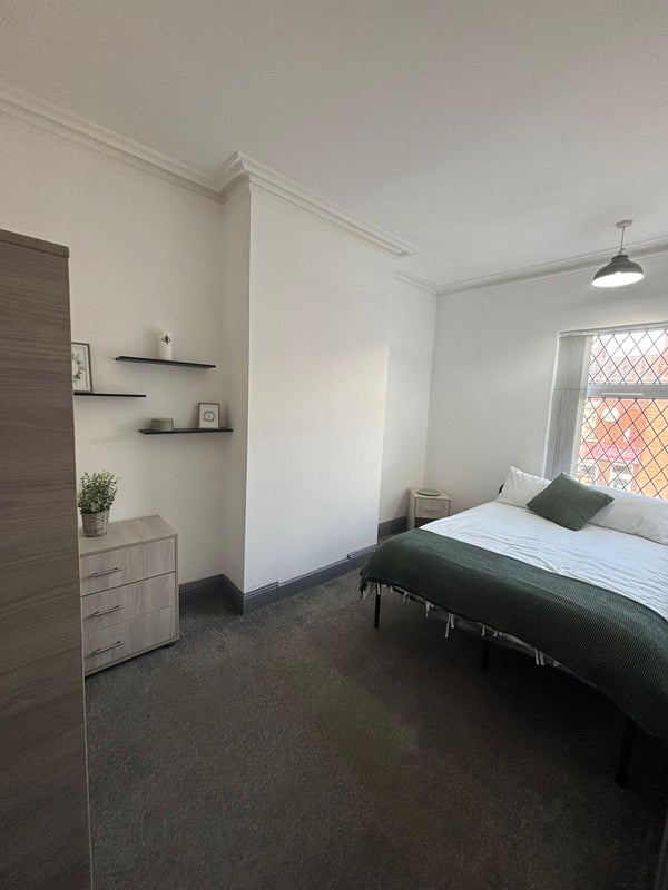 Photo 1: Double bedroom 4